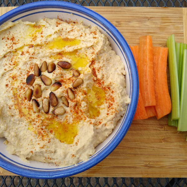 Hummus with veggie dippers